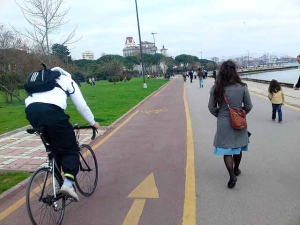 Cycle path along the Bosphorus
